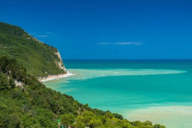 Fırtınadan sonra güneş Conero, Marche Bölgesi, İtalya 'ya dönüyor.