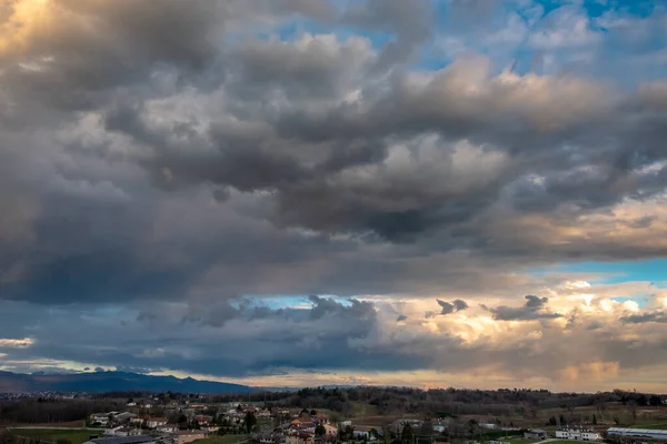 太阳在乌迪内的云彩后面升起 弗留利西亚朱利亚 意大利 — 图库照片