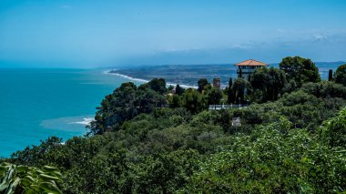 Fırtınadan sonra güneş Conero, Marche Bölgesi, İtalya 'ya dönüyor.