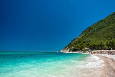 Portonovo Körfezi 'nin arka planında Conero Dağı ile güzel bir yaz günü