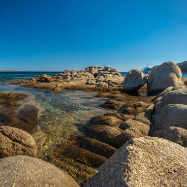 Cala Pira 'da yaz günü, Sardegna' nın güneydoğusunda güzel bir koy.