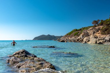 Cala Monte Turno 'da yaz günü, Sardegna' nın güneydoğusunda güzel bir körfez.