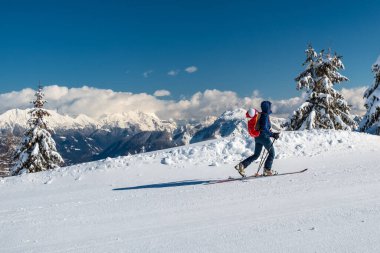 Zoncolan Dağı 'nda, büyük bir kar yağışı sonrası Carnic Alpleri. Udine ili, Friuli-Venezia Giulia bölgesi, İtalya