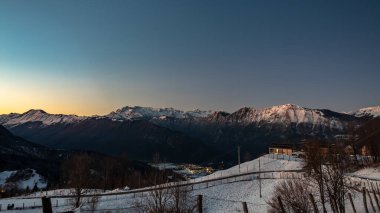 Slovenya ile İtalya arasındaki dağlarda gün batımında dondurucu bir kış günü