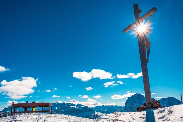 Een Oude Christus Gekruisigd Top Van Berg Italiaanse Alpen Tijdens — Stockfoto