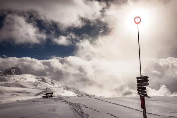 Una Calza Vento Nelle Alpi Italiane Una Giornata Invernale — Foto Stock