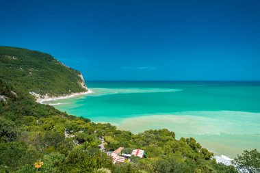 Fırtınadan sonra güneş Conero, Marche Bölgesi, İtalya 'ya dönüyor.