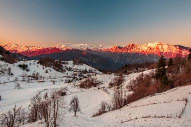 Slovenya ile İtalya arasındaki dağlarda gün batımında dondurucu bir kış günü