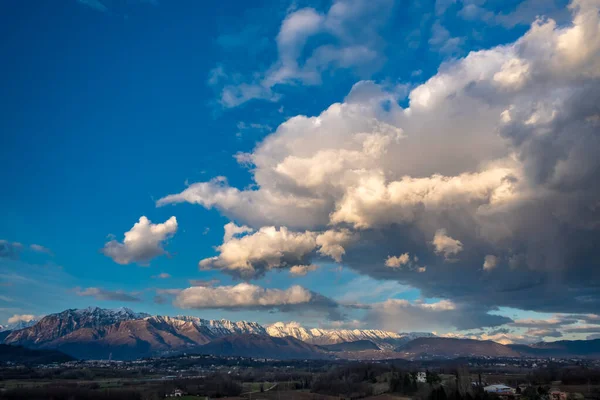 Solen Går Bakom Molnen Över Landskapet Udine Friuli Venezia Giulia — Stockfoto