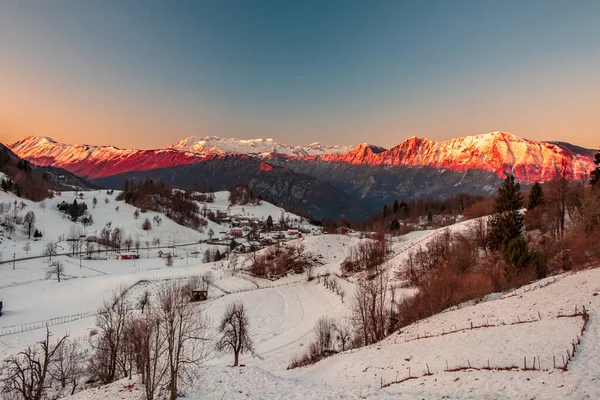 冬の寒い日にスロベニアとイタリアの間の山の中で日没 — ストック写真