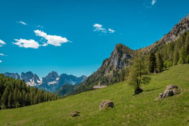 Friuli-Venezia Giulia Alplerinde güneşli bir gün, İtalya
