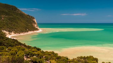 Fırtınadan sonra güneş Conero, Marche Bölgesi, İtalya 'ya dönüyor.