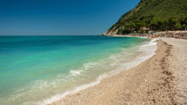 Portonovo Körfezi 'nin arka planında Conero Dağı ile güzel bir yaz günü