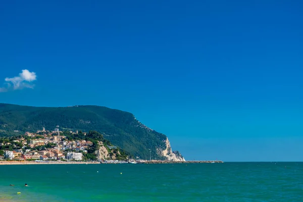 Playa Numana Con Monte Conero Fondo Hermoso Día Verano — Foto de Stock