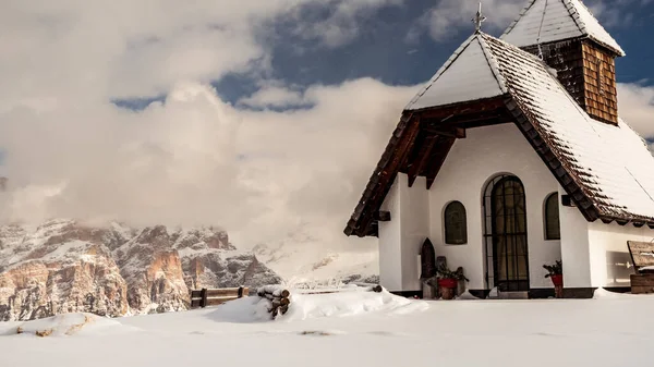 Une Vieille Église Sommet Montagne Dans Les Alpes Italiennes Pendant — Photo