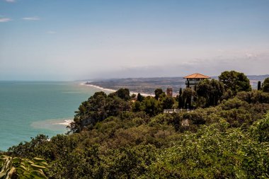 Fırtınadan sonra güneş Conero, Marche Bölgesi, İtalya 'ya dönüyor.