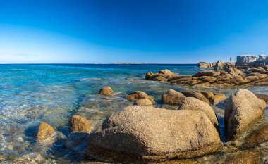 Cala Pira 'da yaz günü, Sardegna' nın güneydoğusunda güzel bir koy.