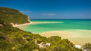 Fırtınadan sonra güneş Conero, Marche Bölgesi, İtalya 'ya dönüyor.