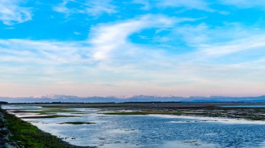 Bir bahar günü Grado gölünde güneş batar.