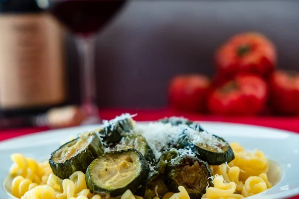 Pâtes Aux Courgettes Sur Une Table Italienne — Photo