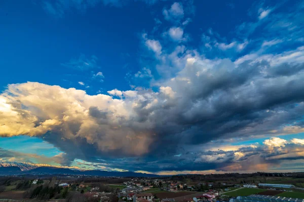 太阳在乌迪内的云彩后面升起 弗留利西亚朱利亚 意大利 — 图库照片