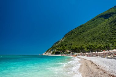 Portonovo Körfezi 'nin arka planında Conero Dağı ile güzel bir yaz günü