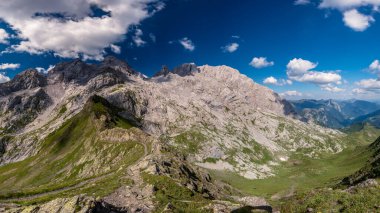 Friuli-Venezia Giulia 'nın en yüksek dağında güneşli bir yaz günü. M. Coglians.