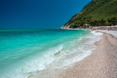 Portonovo Körfezi 'nin arka planında Conero Dağı ile güzel bir yaz günü