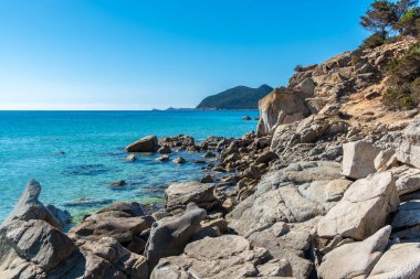 Cala Monte Turno 'da yaz günü, Sardegna' nın güneydoğusunda güzel bir körfez.