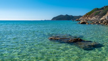 Cala Monte Turno 'da yaz günü, Sardegna' nın güneydoğusunda güzel bir körfez.
