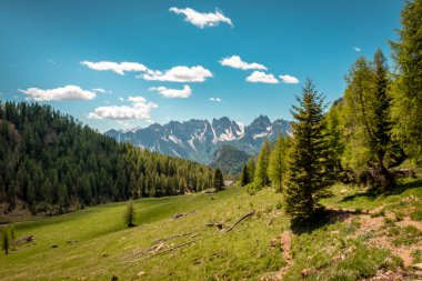 Friuli-Venezia Giulia Alplerinde güneşli bir gün, İtalya