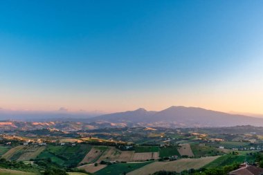 Acquaviva Picena köyünden Marche 'ın tarlalarında gün batımı