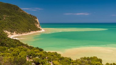 Fırtınadan sonra güneş Conero, Marche Bölgesi, İtalya 'ya dönüyor.