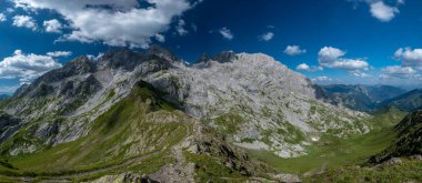 Friuli-Venezia Giulia 'nın en yüksek dağında güneşli bir yaz günü. M. Coglians.