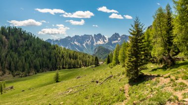 Friuli-Venezia Giulia Alplerinde güneşli bir gün, İtalya