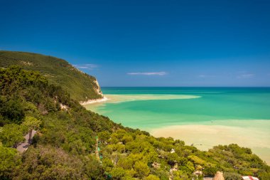 Fırtınadan sonra güneş Conero, Marche Bölgesi, İtalya 'ya dönüyor.