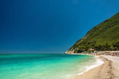 Portonovo Körfezi 'nin arka planında Conero Dağı ile güzel bir yaz günü