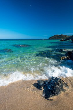 Cala Monte Turno 'da yaz günü, Sardegna' nın güneydoğusunda güzel bir körfez.