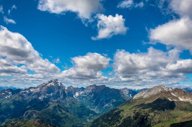 Friuli-Venezia Giulia Alplerinde güneşli bir gün, İtalya