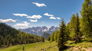 Friuli-Venezia Giulia Alplerinde güneşli bir gün, İtalya