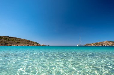 Turredda sahilinde yaz günü, Sardegna 'nın güneyinde güzel bir kumlu körfez.