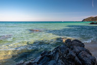 Cala Monte Turno 'da yaz günü, Sardegna' nın güneydoğusunda güzel bir körfez.