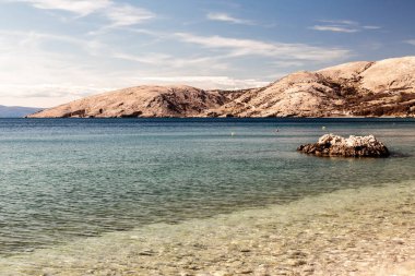 Krk Adası 'ndaki Stara Baska köyü yakınlarında yaz günü