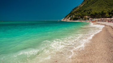 Portonovo Körfezi 'nin arka planında Conero Dağı ile güzel bir yaz günü