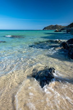 Cala Monte Turno 'da yaz günü, Sardegna' nın güneydoğusunda güzel bir körfez.