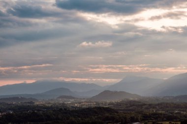İtalya 'nın Friuli Venezia-Giulia kırlarında fırtınalı bir akşamda gün batımı
