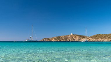 Turredda sahilinde yaz günü, Sardegna 'nın güneyinde güzel bir kumlu körfez.