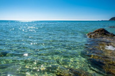Cala Monte Turno 'da yaz günü, Sardegna' nın güneydoğusunda güzel bir körfez.