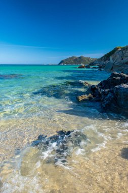 Cala Monte Turno 'da yaz günü, Sardegna' nın güneydoğusunda güzel bir körfez.