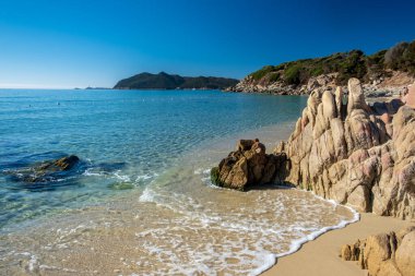 Cala Monte Turno 'da yaz günü, Sardegna' nın güneydoğusunda güzel bir körfez.